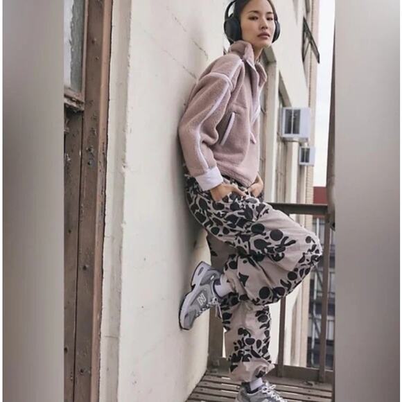 Free People Movement Parade Logo Joggers Tofu Combo Sold Out XL - Picture 1 of 3